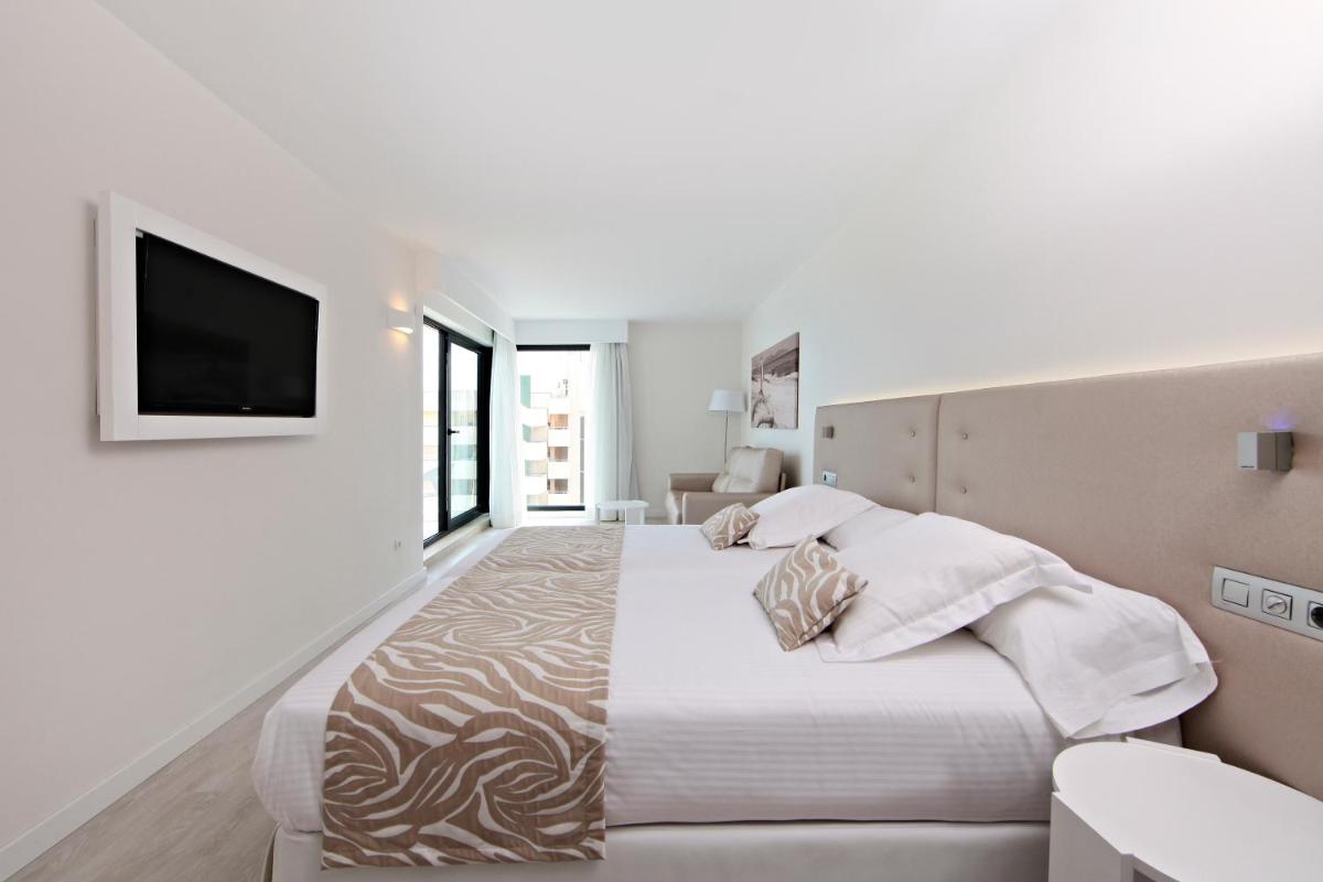 Cama o camas de una habitación en Iberostar Waves Cala Millor - Adults Only