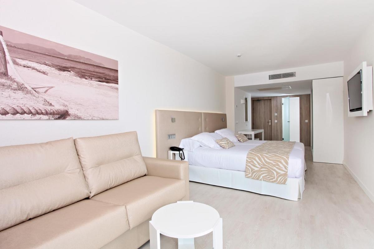 Cama o camas de una habitación en Iberostar Waves Cala Millor - Adults Only