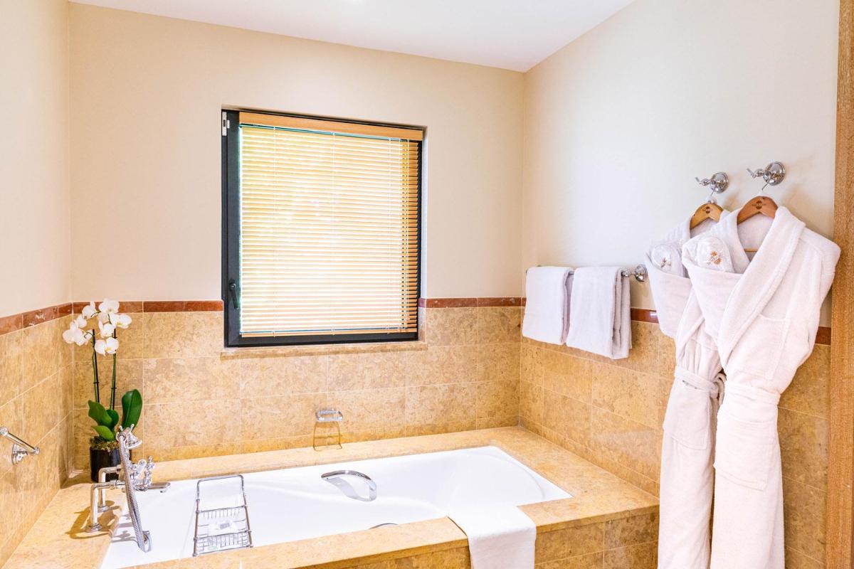 Salle de bains dans l'établissement Terre Blanche Hotel Spa Golf Resort