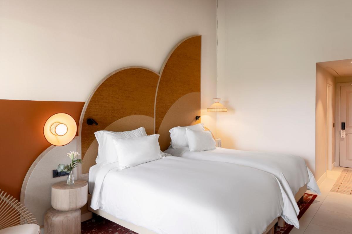 Cama o camas de una habitación en SO/ Sotogrande Spa & Golf Resort Hotel