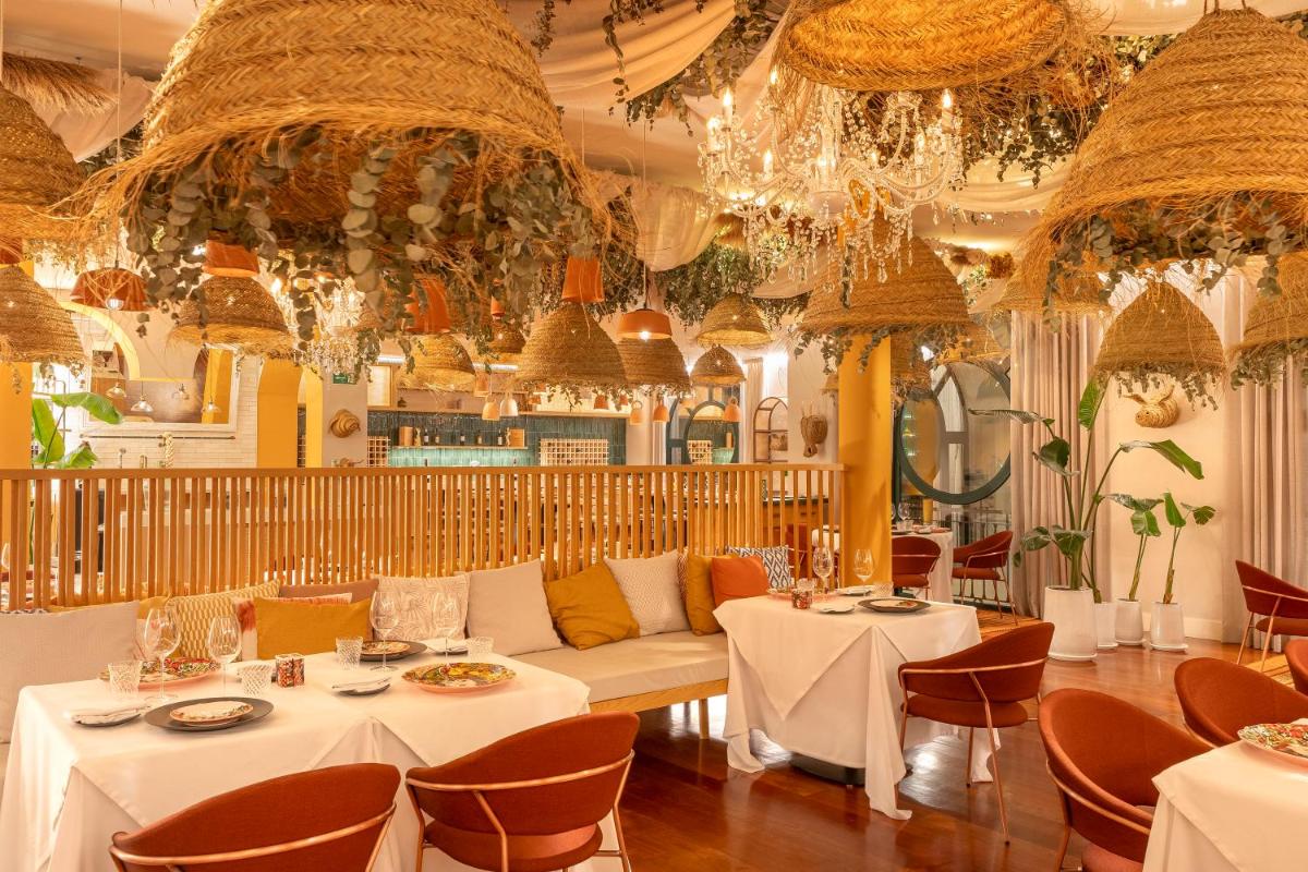Un restaurante o sitio para comer en SO/ Sotogrande Spa & Golf Resort Hotel