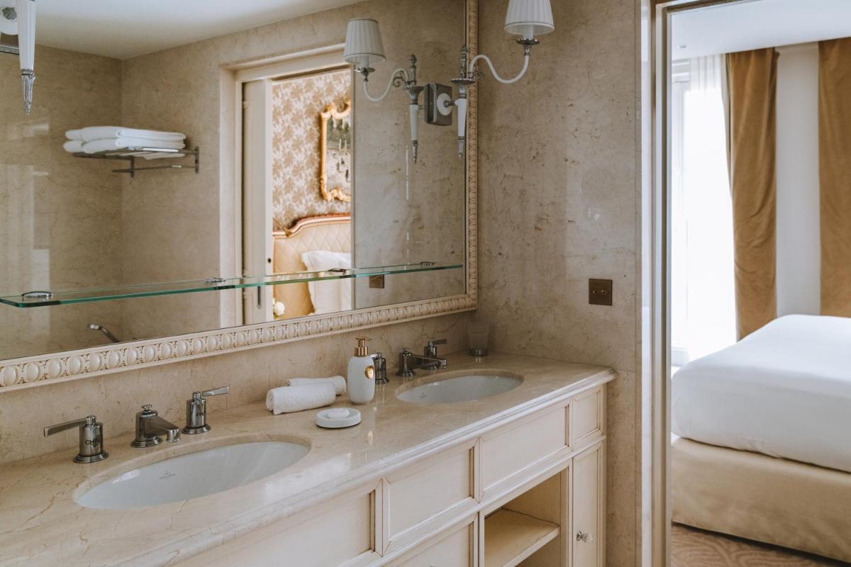 Salle de bains dans l'établissement Hotel Splendide Royal Paris - Relais & Châteaux