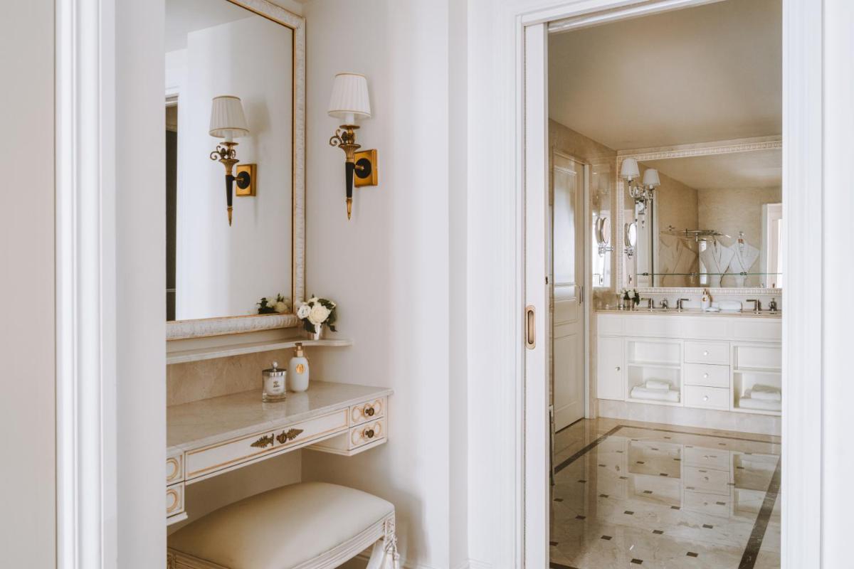 La salle de bains est pourvue d'une coiffeuse et d'un grand miroir. dans l'établissement Hotel Splendide Royal Paris - Relais & Châteaux, à Paris