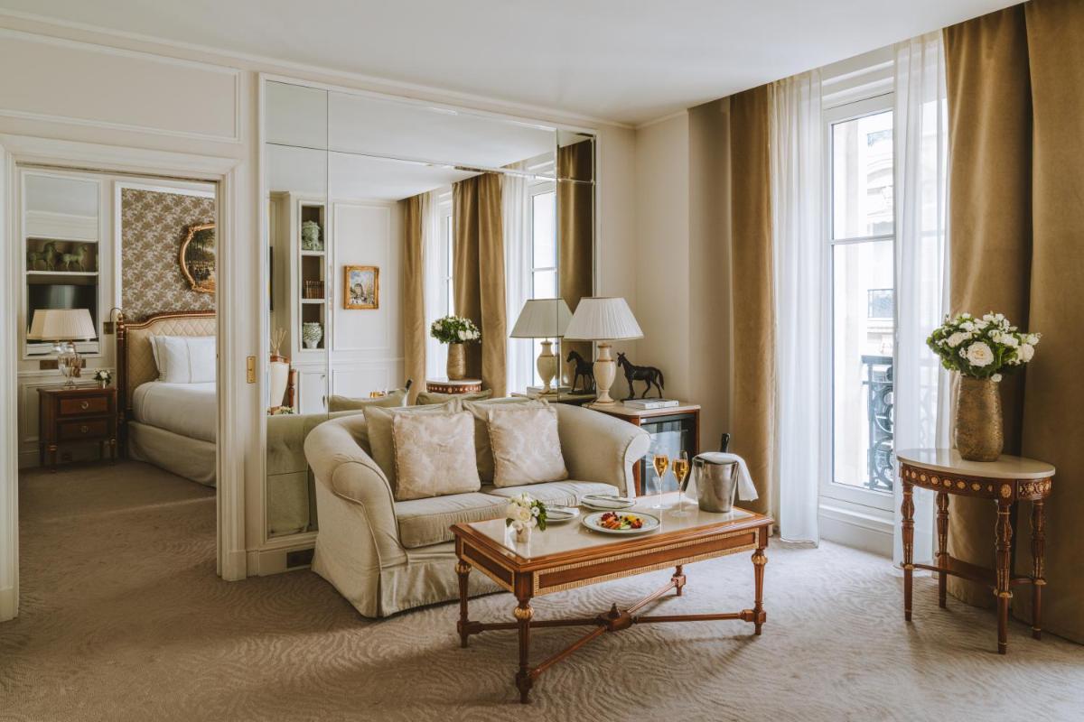 un salon avec un canapé et un lit dans l'établissement Hotel Splendide Royal Paris - Relais & Châteaux, à Paris