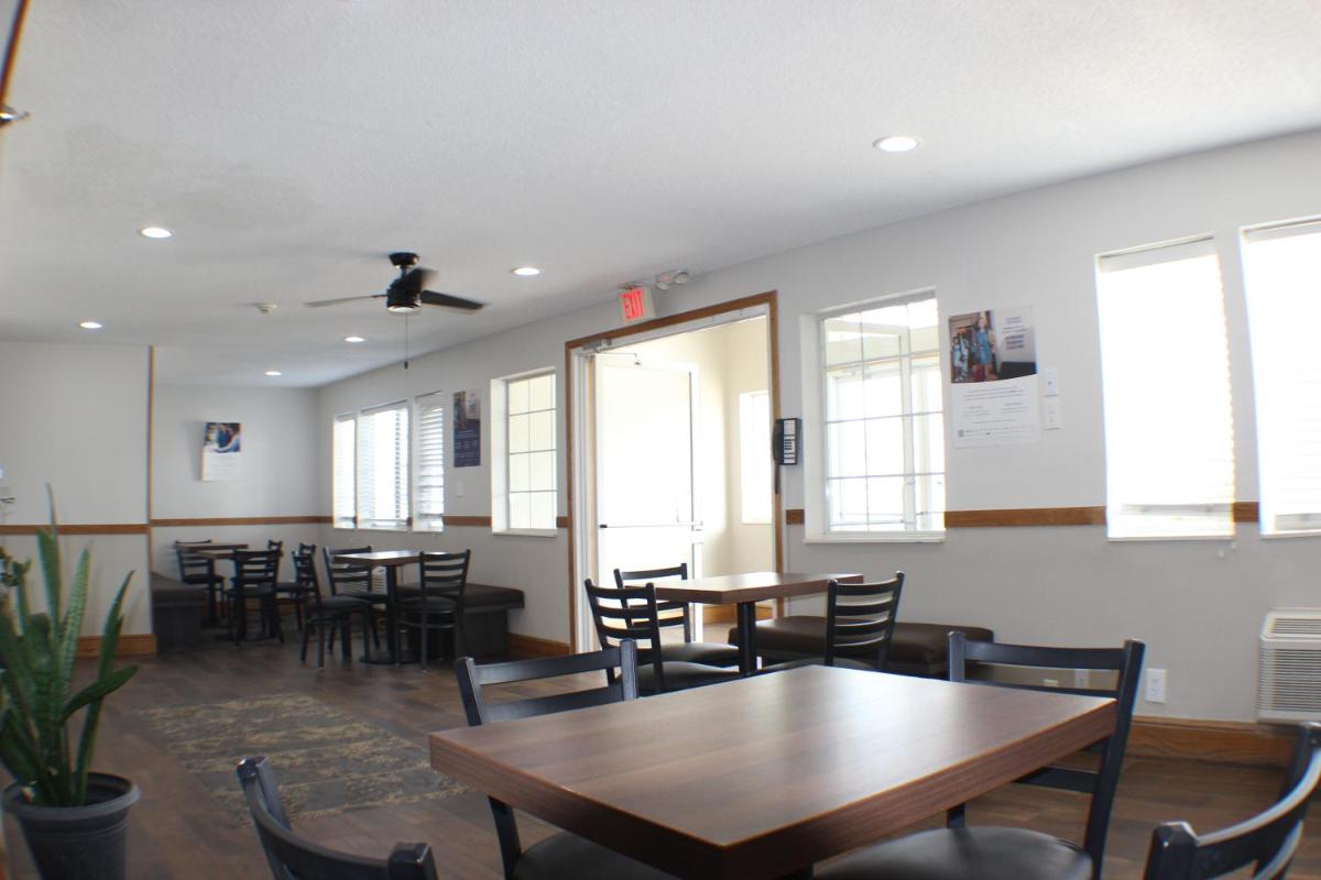 Super 8 by Wyndham Gardner - Housity