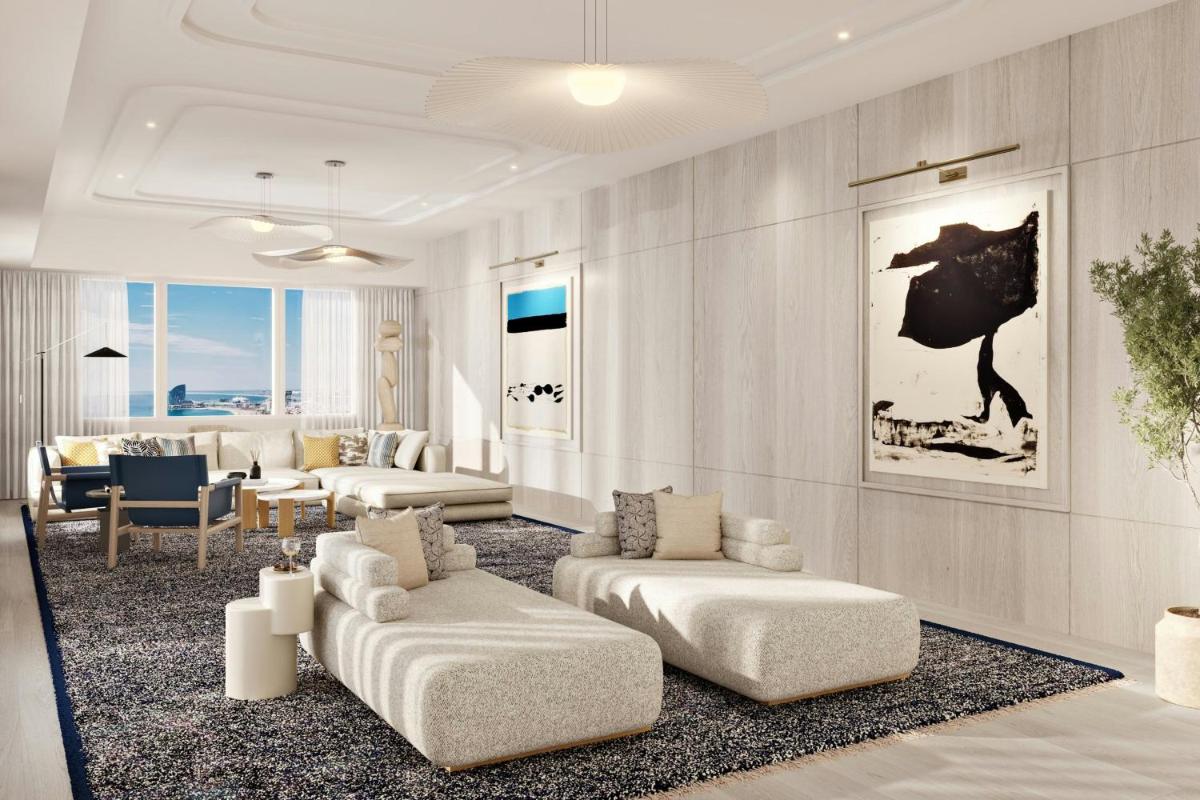 una sala de estar con sofás blancos y una sala de estar con en Hotel Arts Barcelona, en Barcelona