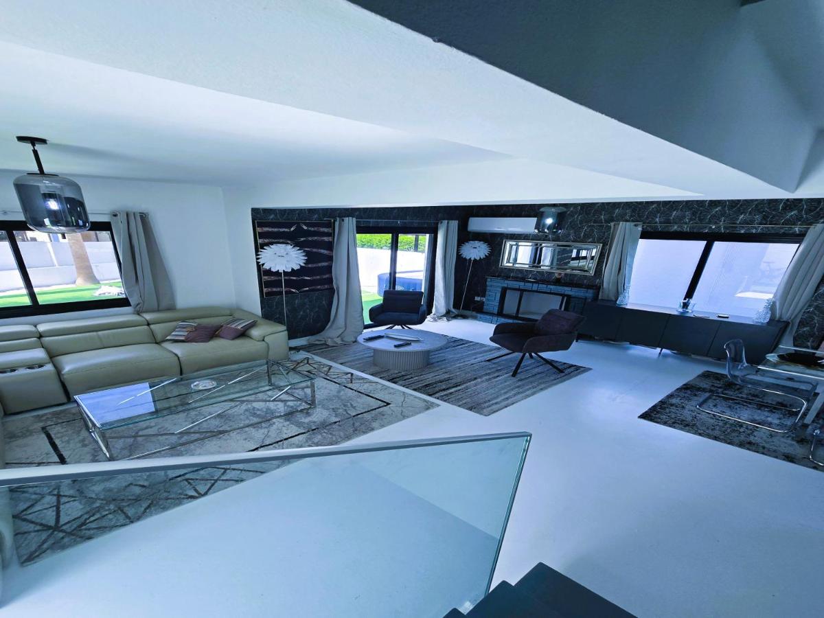 3 Bedroom Villa, private pool, hot tub - Housity