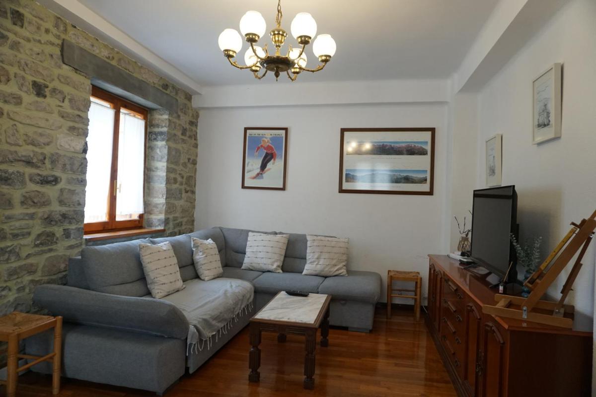 Cirjuana, casa en el centro con agradable jardín y barbacoa BY PIRINEOS 360 - Housity