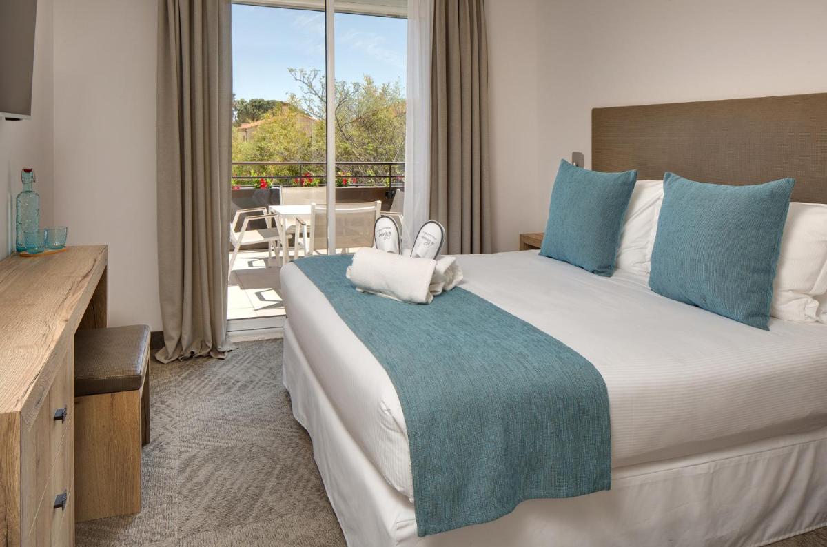 une chambre d'hôtel avec un grand lit et un balcon dans l'établissement Le Cottage - Hotel & Spa, à Argelès-sur-Mer 64 autres photos