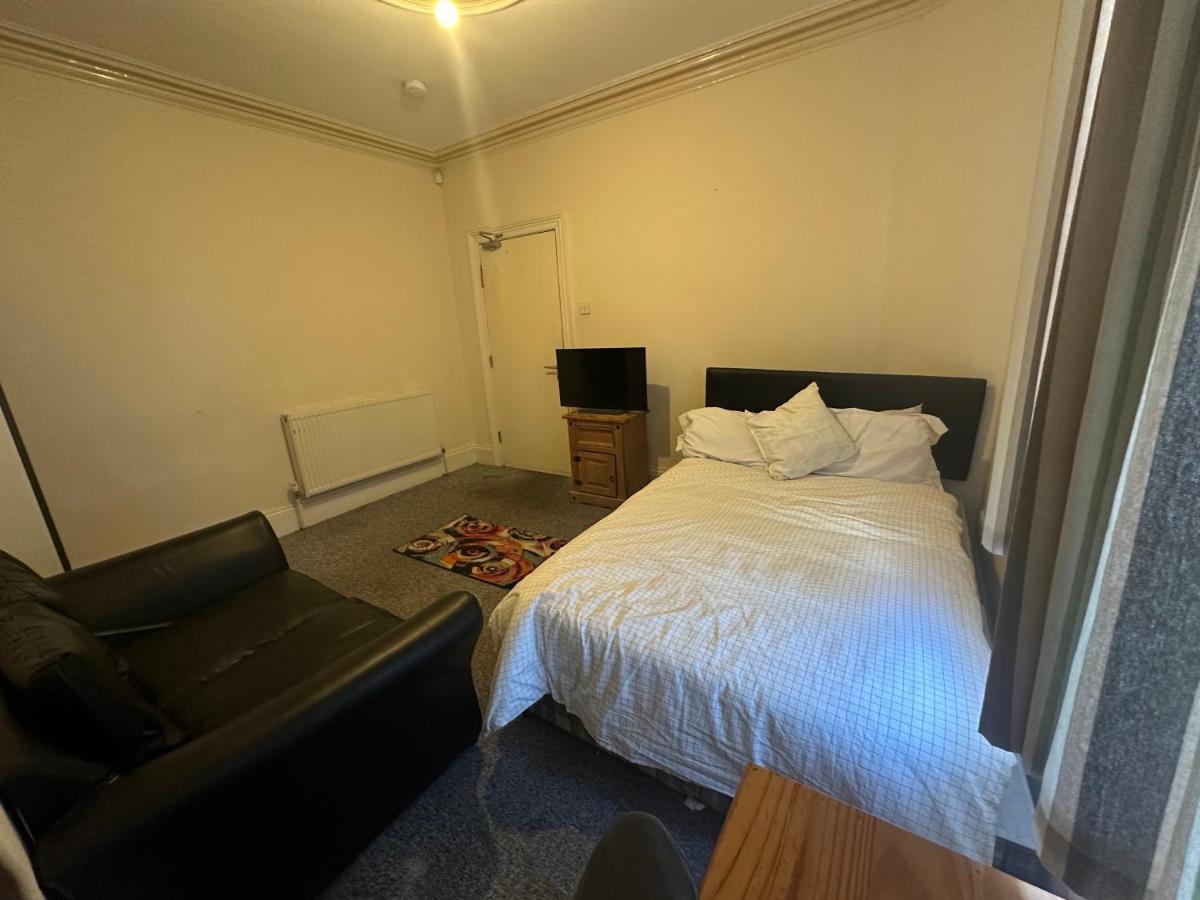 Smethwick Birmingham Cosy Spacious Bedroom - Free WiFi & Parking - Housity