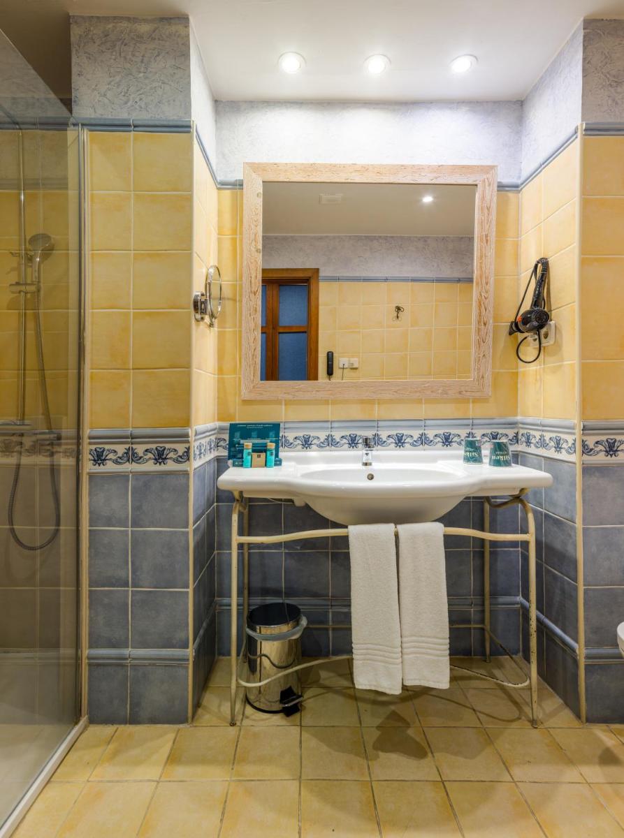 Un baño de Hotel Silken Villa de Laguardia