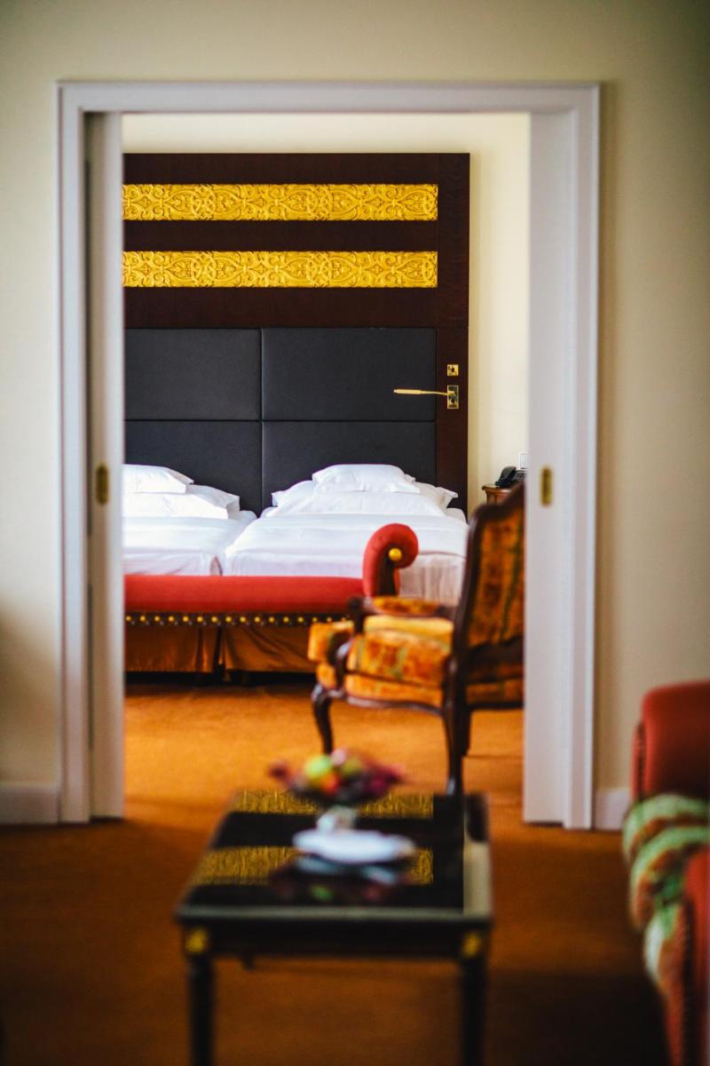 Ein Bett oder Betten in einem Zimmer der Unterkunft Relais & Châteaux Bülow Palais