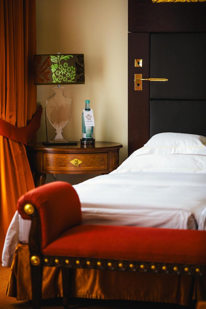 ein Schlafzimmer mit einem Bett, einem Stuhl und einem Tisch in der Unterkunft Relais & Châteaux Bülow Palais in Dresden + 37 Fotos ein Schlafzimmer mit einem Bett, einem Stuhl und einem Tisch in der Unterkunft Relais & Châteaux Bülow Palais in Dresden + 37 Fotos