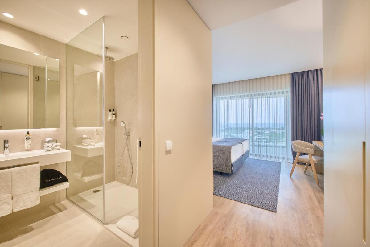 Uma casa de banho em The Editory by the Sea Lagos