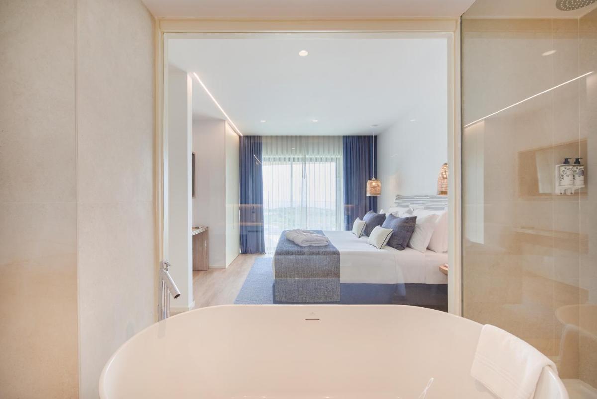 Uma cama ou camas num quarto em The Editory by the Sea Lagos