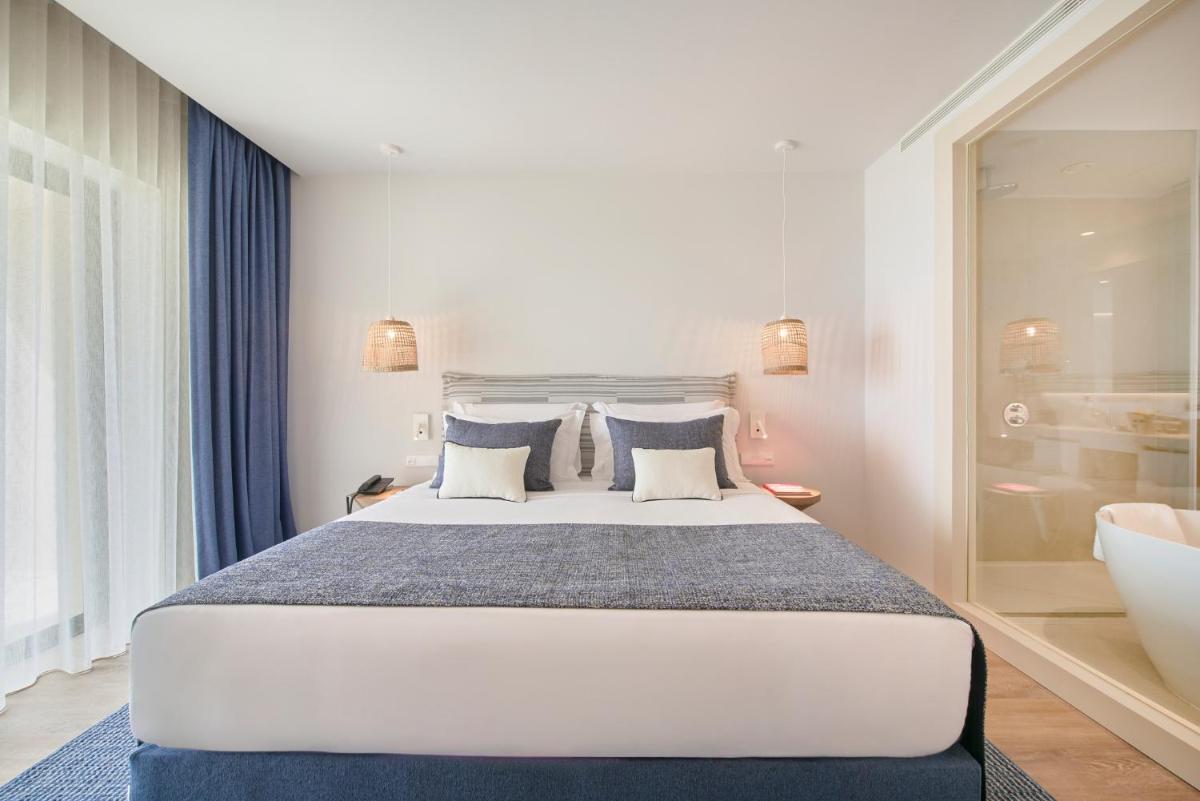 Uma cama ou camas num quarto em The Editory by the Sea Lagos