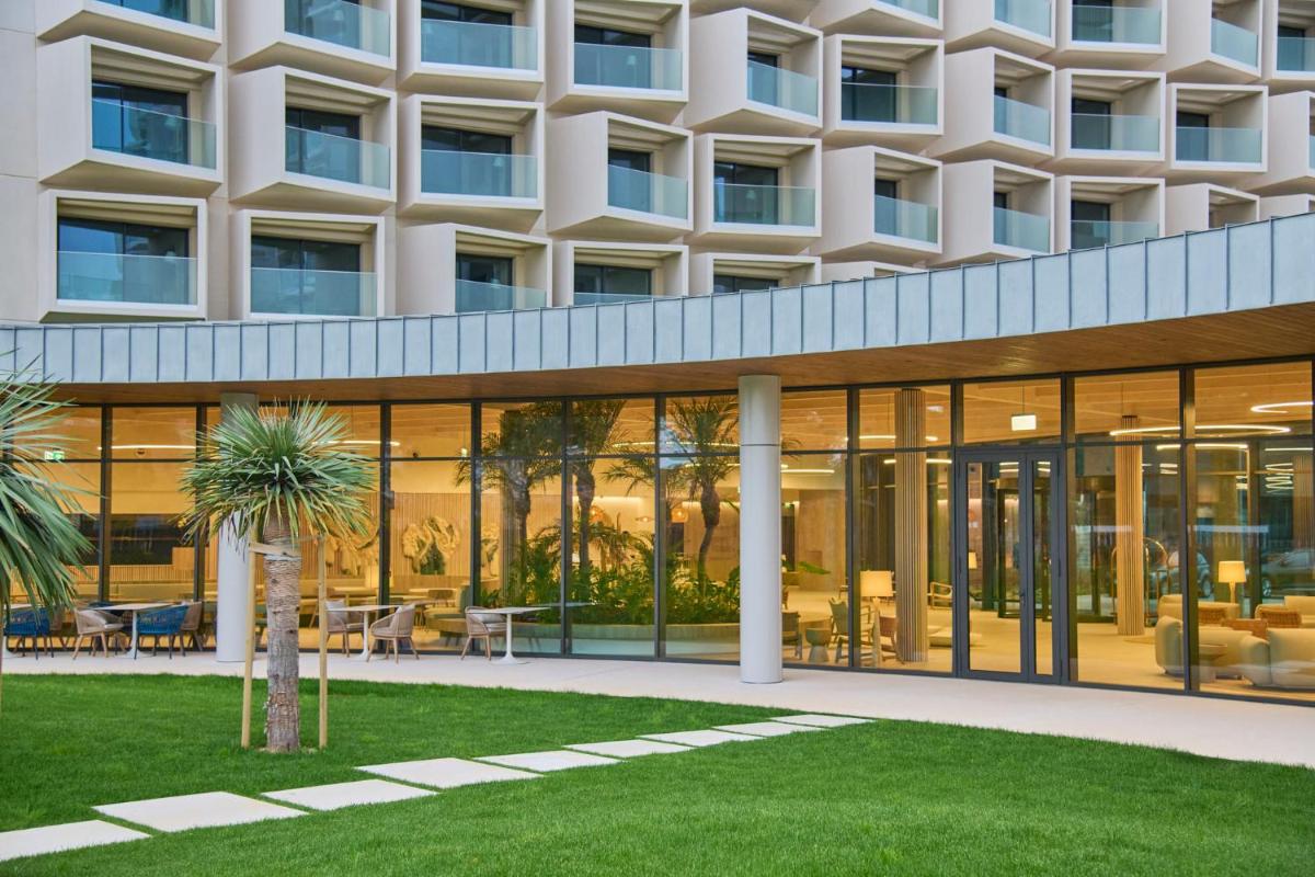 Um jardim no exterior de The Editory by the Sea Lagos