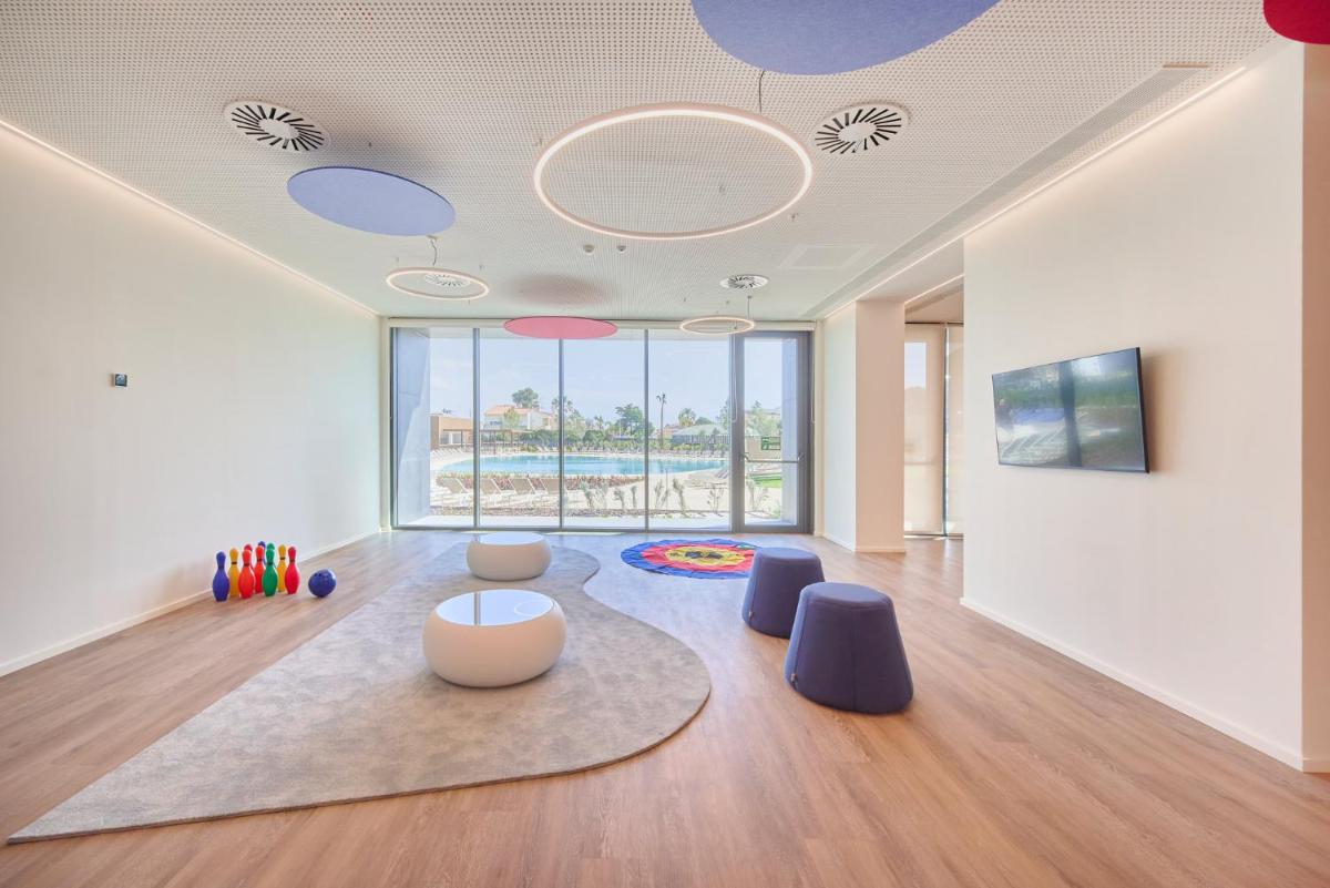 uma sala de estar com mesa e cadeiras em The Editory by the Sea Lagos em Lagos
