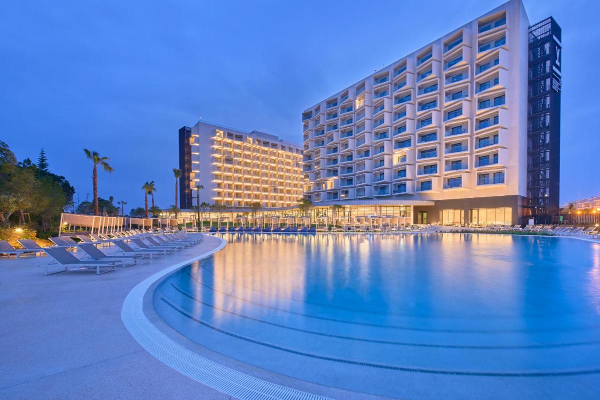 um hotel com piscina em frente a um prédio em The Editory by the Sea Lagos em Lagos