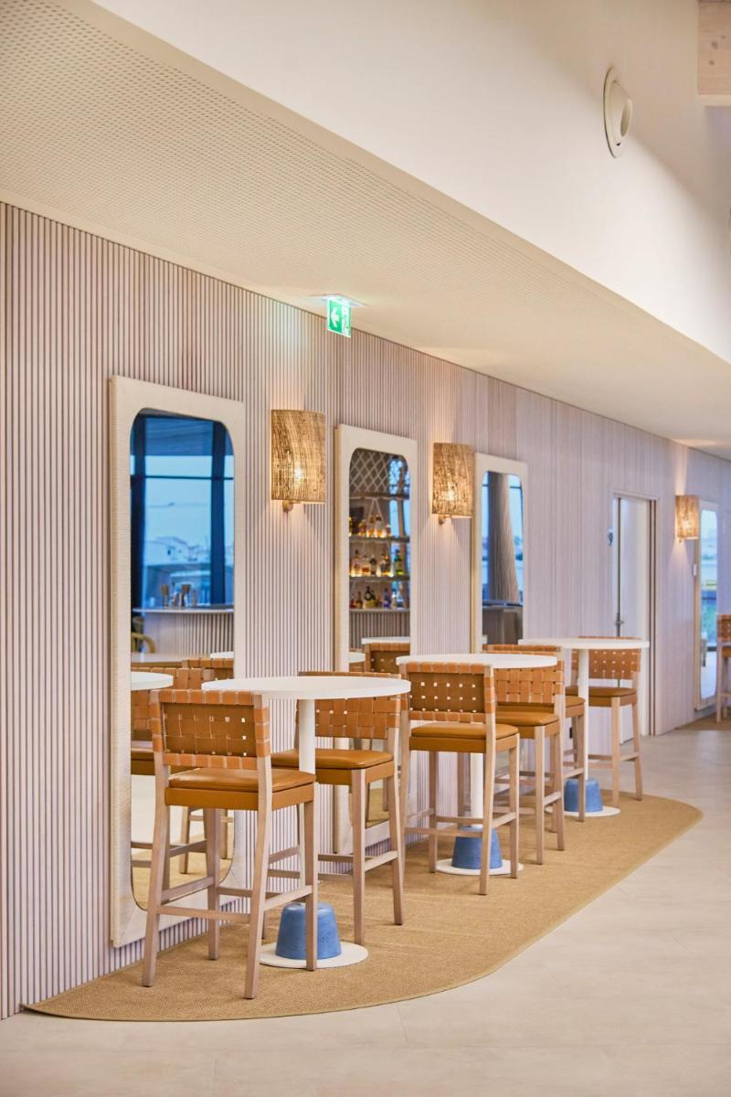 Um restaurante ou outro lugar para comer em The Editory by the Sea Lagos