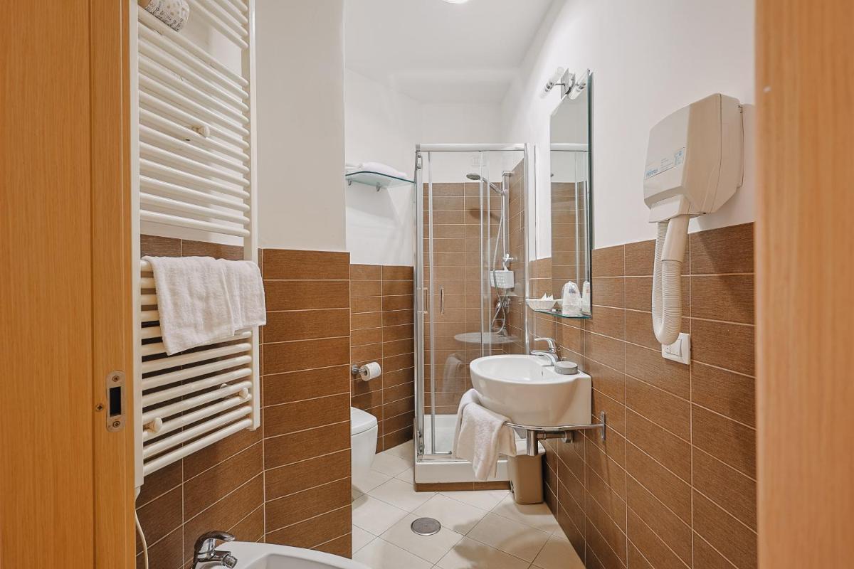 Bi Hotel - Housity