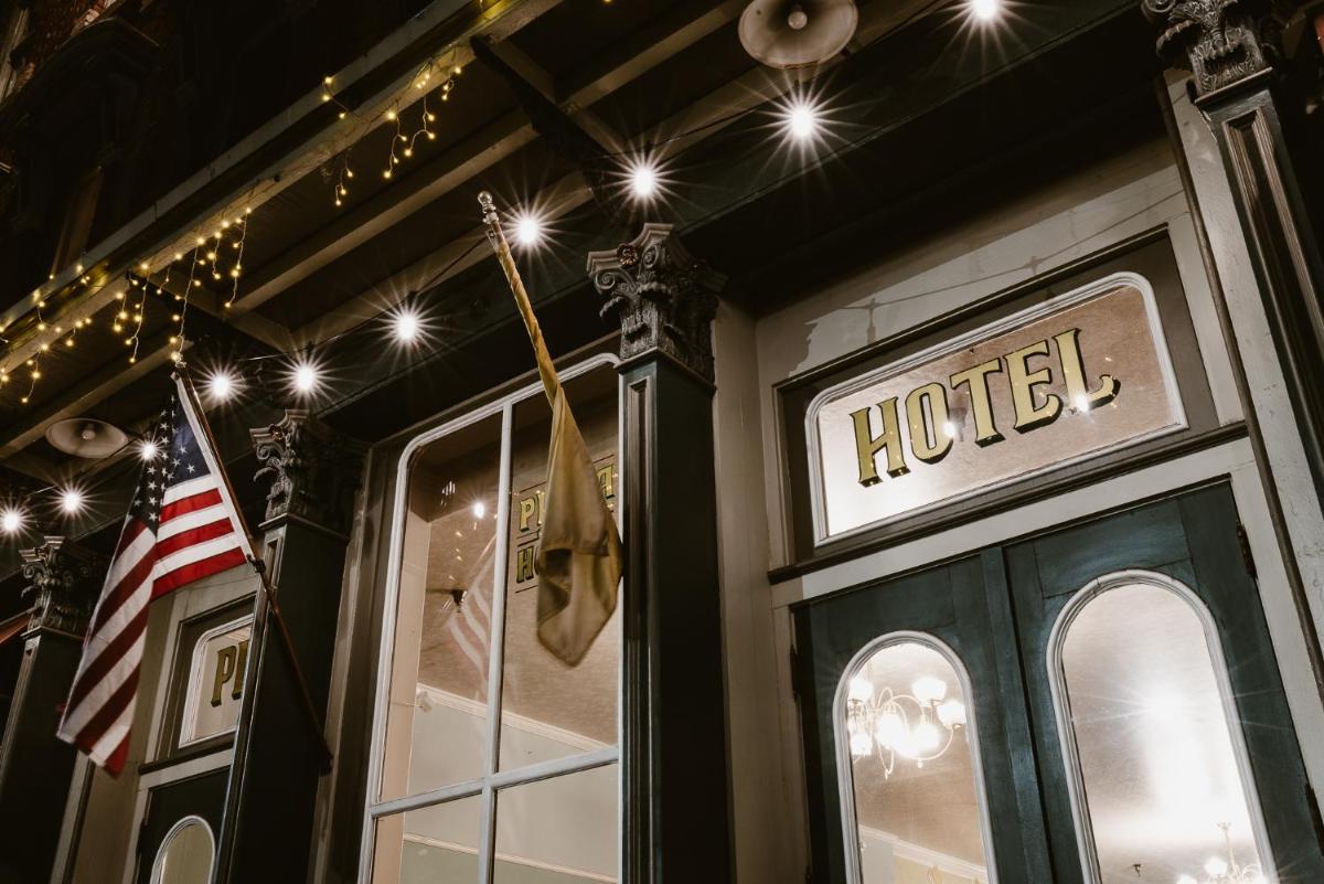 Historic Plaza Hotel - Housity