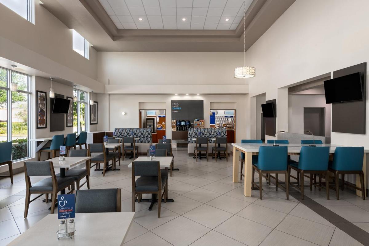 Holiday Inn Express & Suites Boynton Beach East, an IHG Hotel - Housity