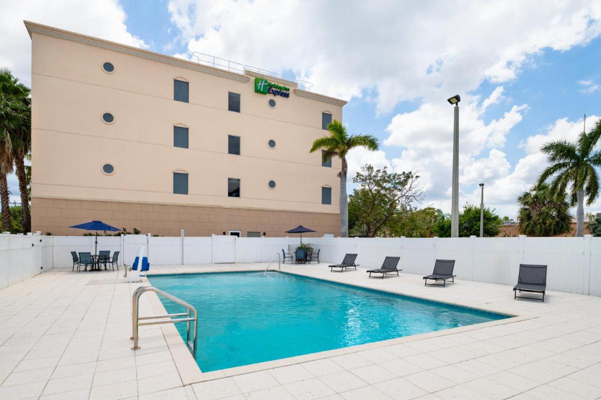 Holiday Inn Express & Suites Boynton Beach East, an IHG Hotel - Housity