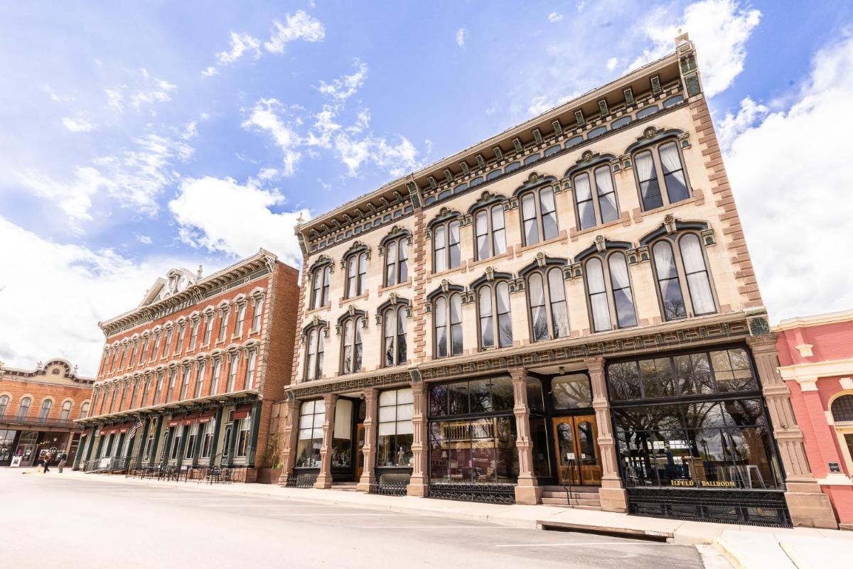 Historic Plaza Hotel - Housity