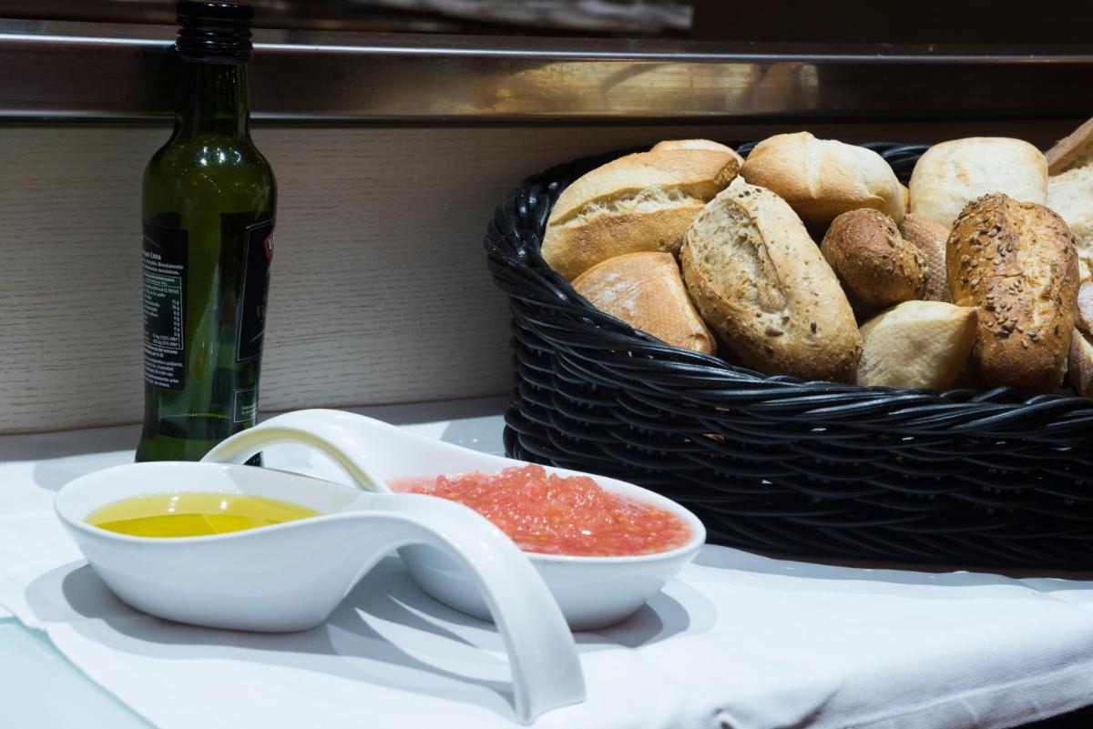 Comida en o cerca de este hotel