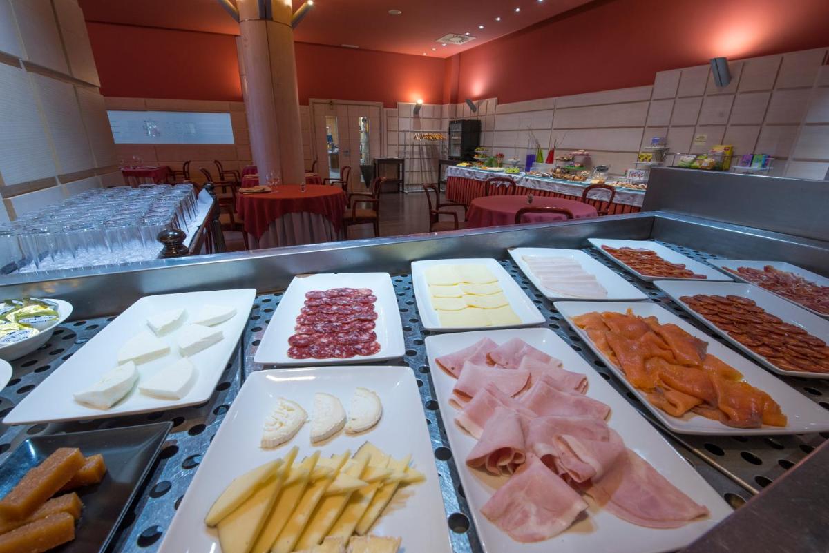 Comida en o cerca de este hotel