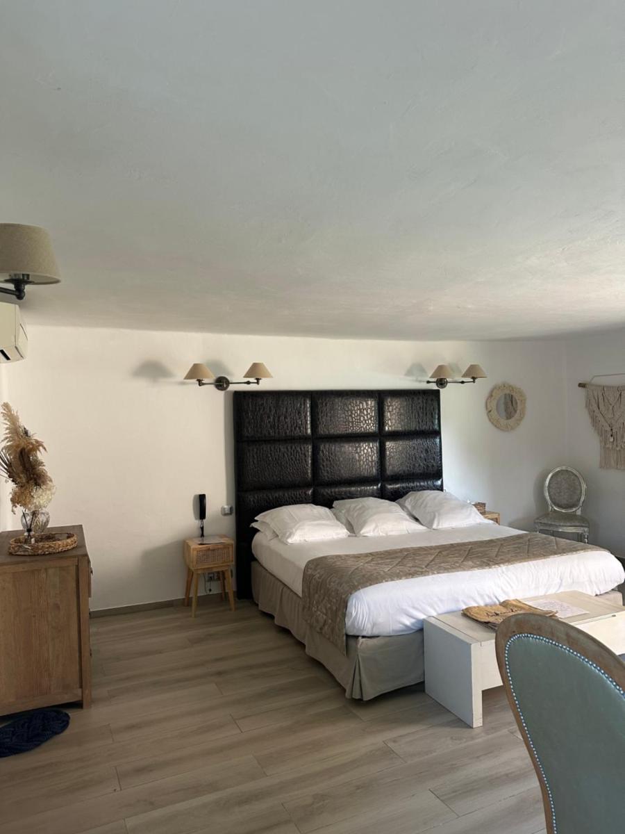 Un ou plusieurs lits dans un hébergement de l'établissement Hôtel Ambassador Palombaggia