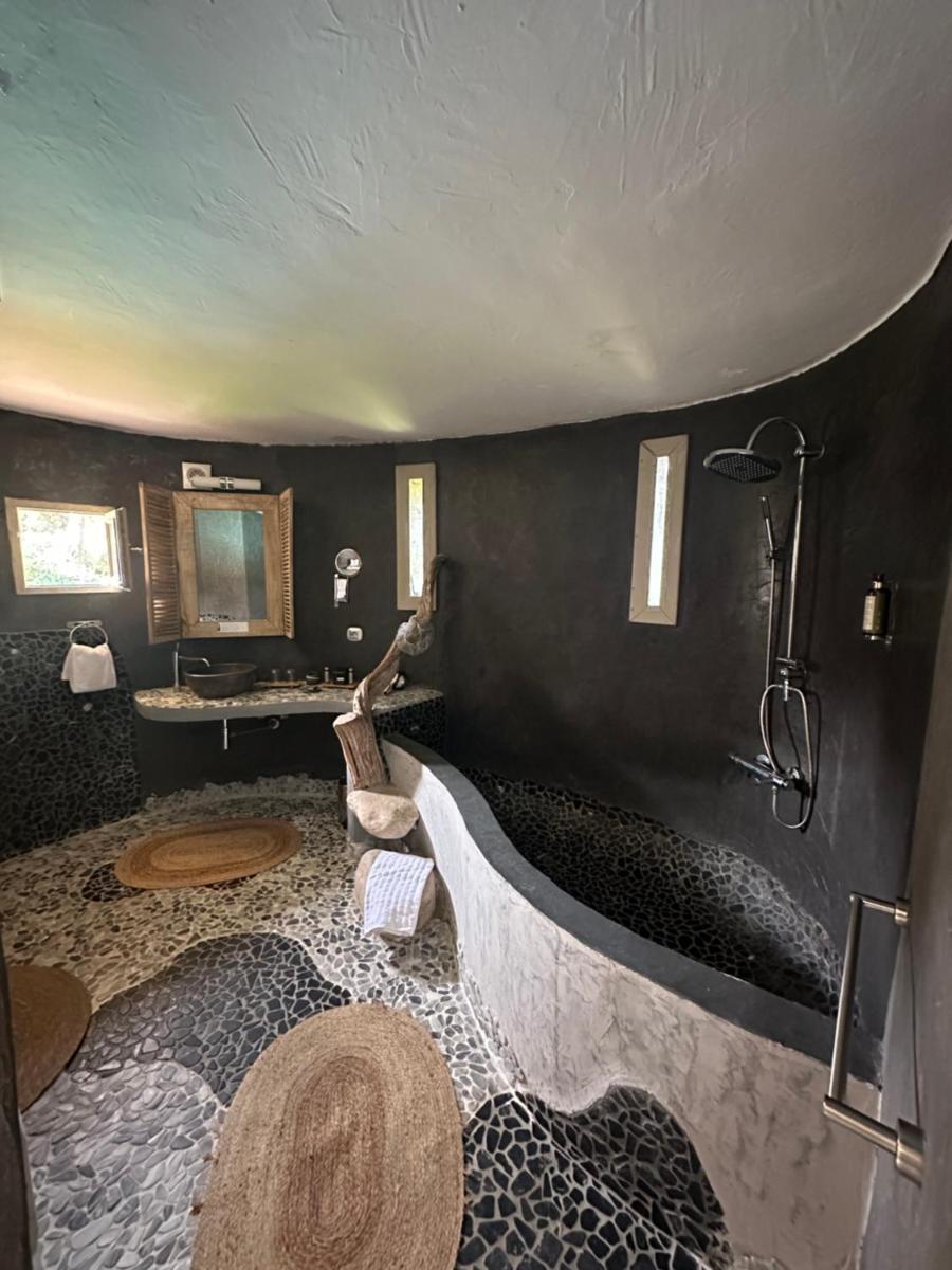 Salle de bains dans l'établissement Hôtel Ambassador Palombaggia