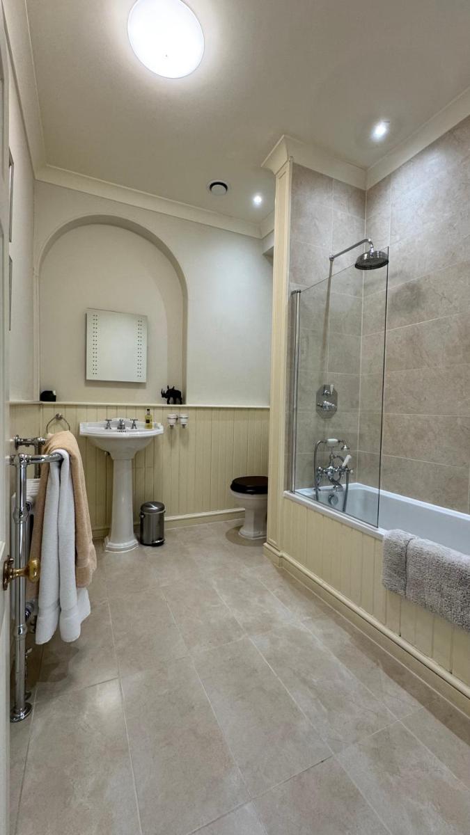 Uphill Manor Bed & Breakfast - Housity