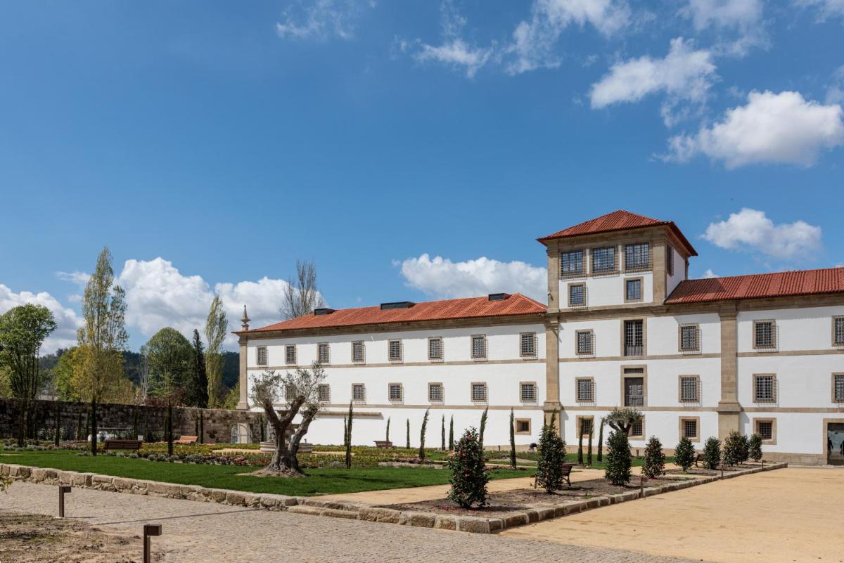 um grande edifício branco com um telhado vermelho em MS Collection Arouca - Mosteiro de Arouca em Arouca