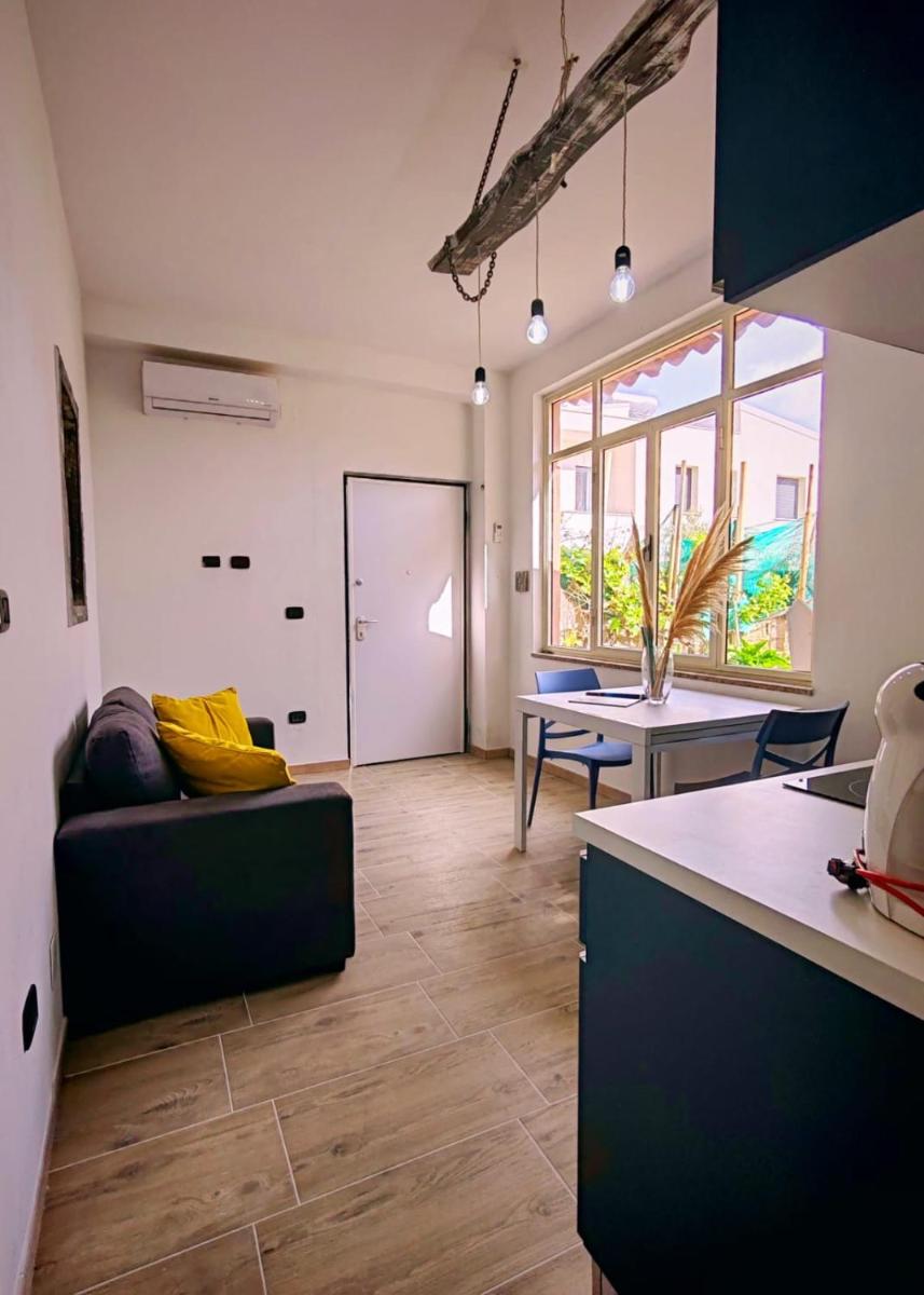 Mes'e Làmpadas - Housity