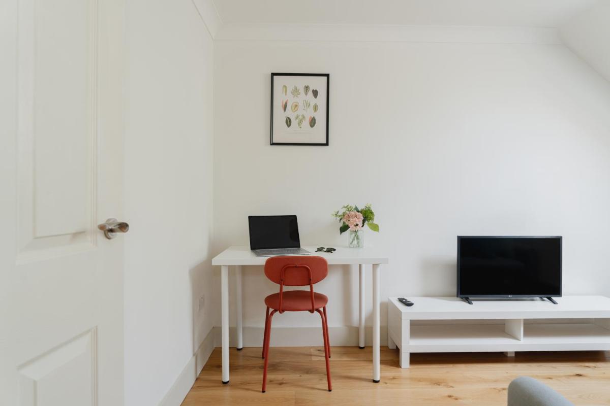 Duplex Redhill town centre apartment by Livingo Stays - Housity