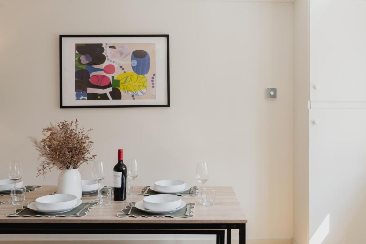 Duplex Redhill town centre apartment by Livingo Stays - Housity