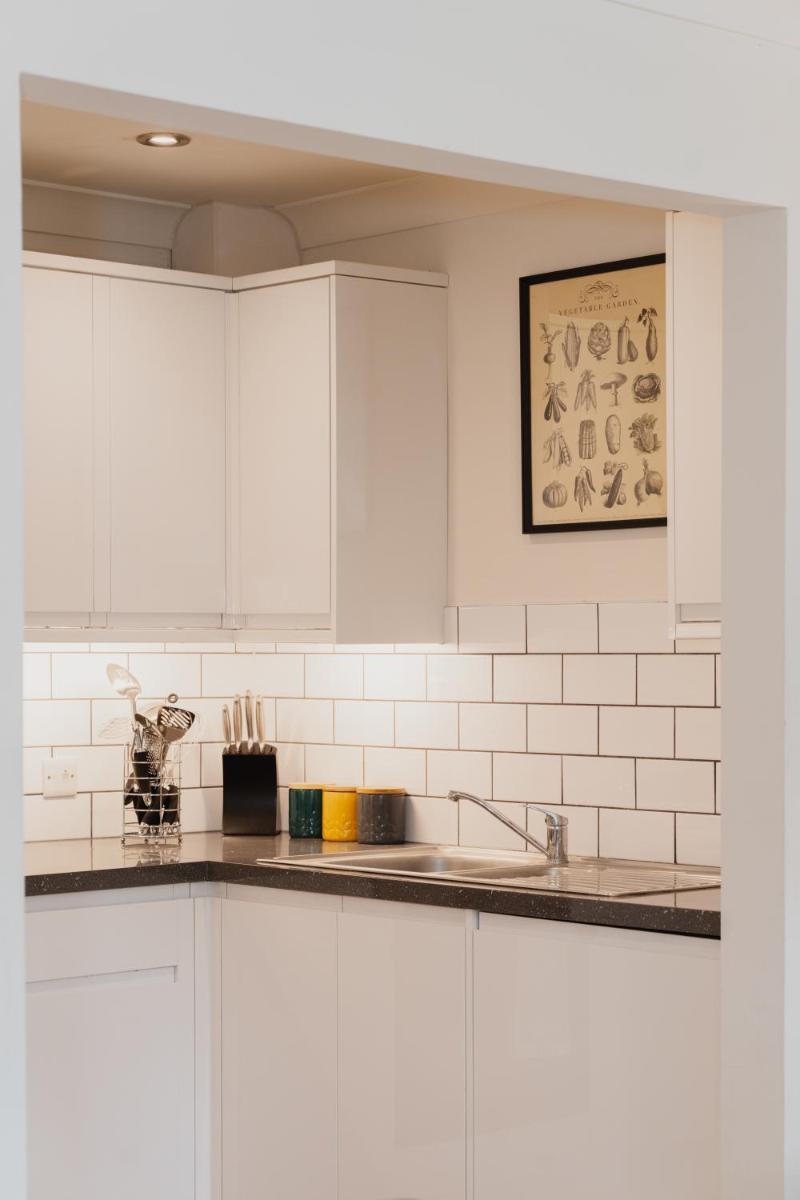 Duplex Redhill town centre apartment by Livingo Stays - Housity