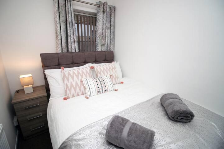 City Centre - Parking - Smart TVs in All Rooms - Hizvo