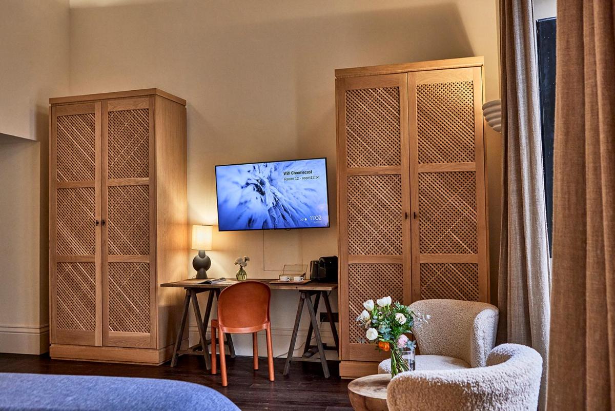 Una televisión o centro de entretenimiento en Puro Grand Hotel