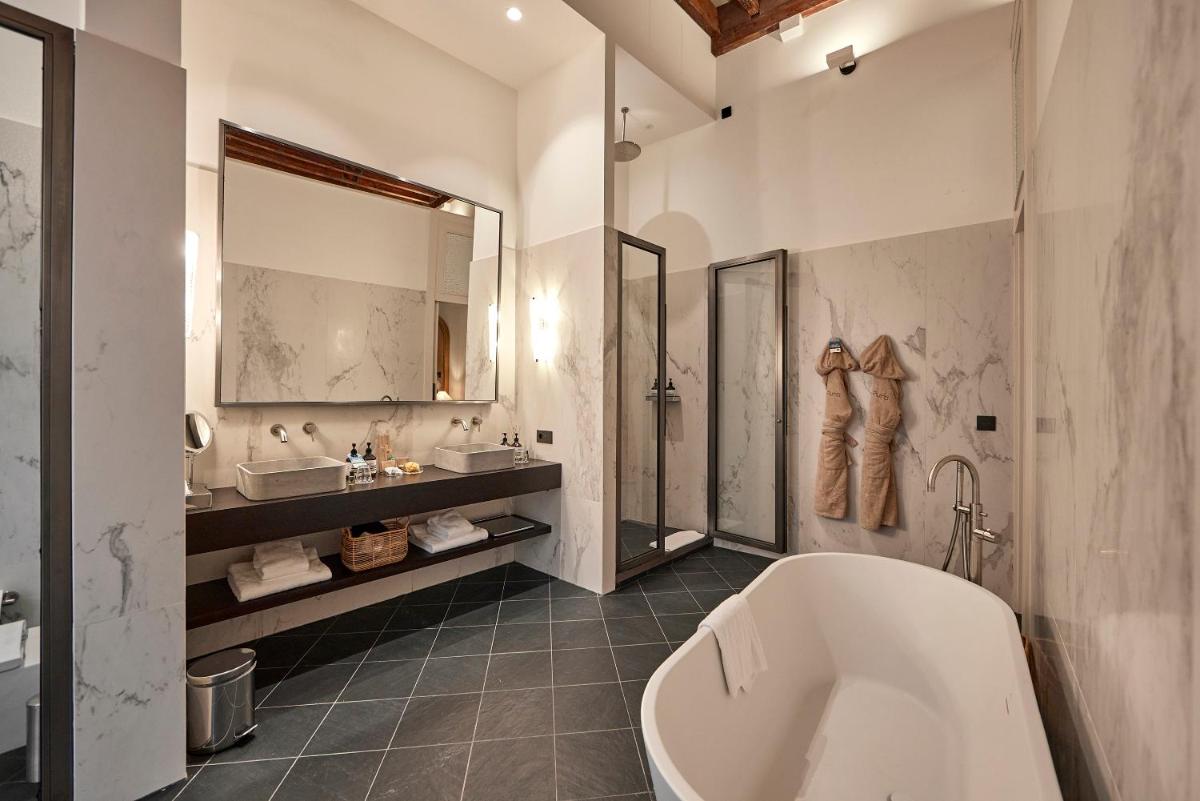 Un baño con bañera, ducha y lavabo. en Puro Grand Hotel, en Palma de Mallorca