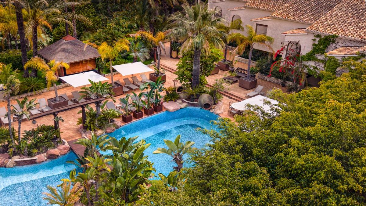Una vista aérea de un complejo turístico con piscina. en SWISS MORAIRA HOTEL & SPA - Adults only, en Moraira