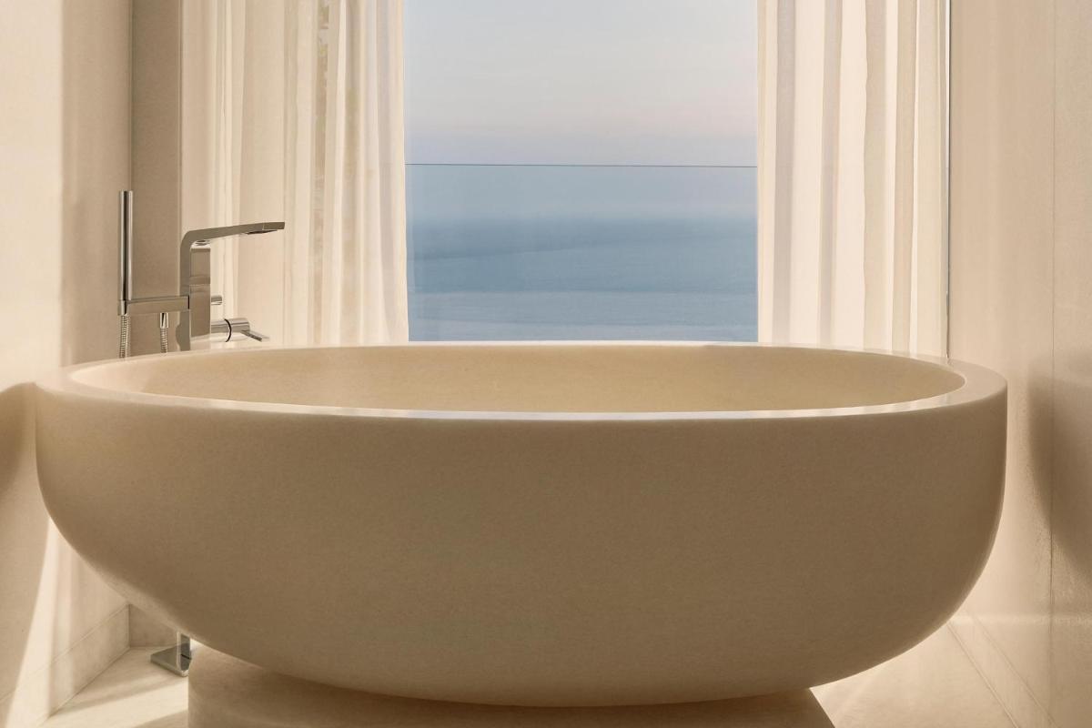 Salle de bains dans l'établissement The Maybourne Riviera, Maybourne