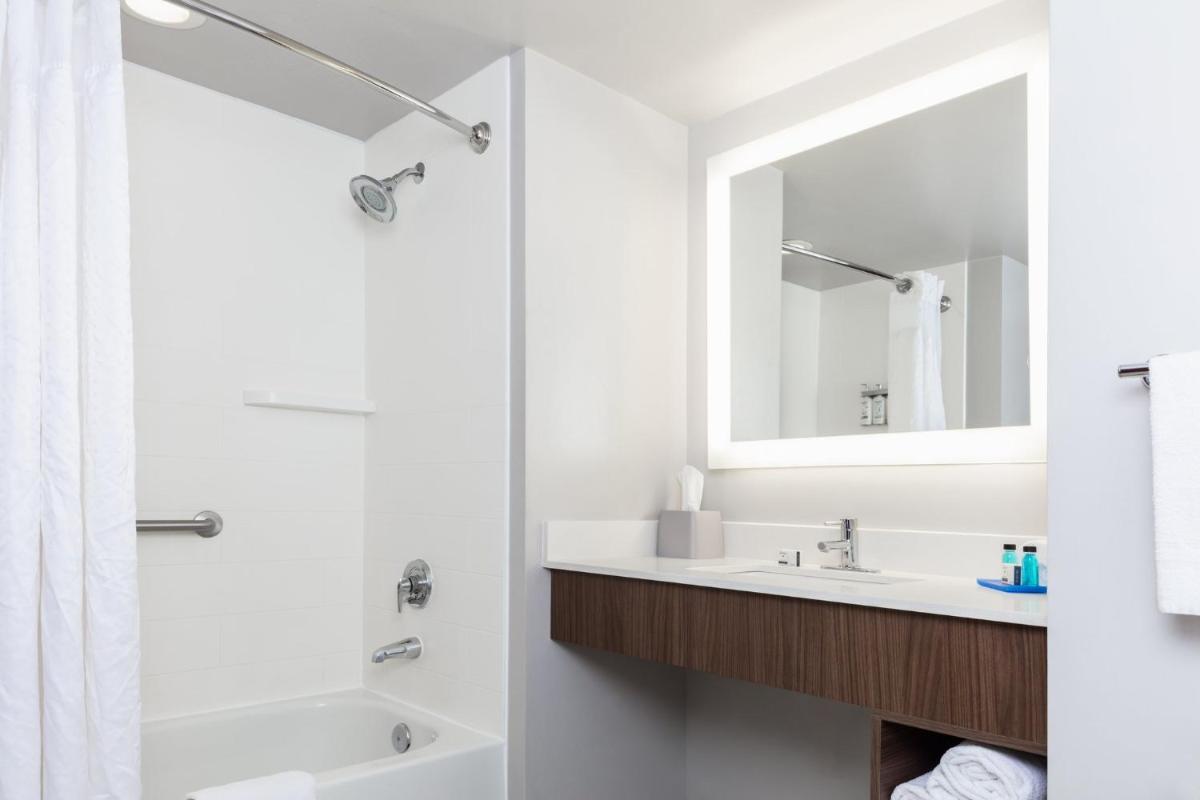 Holiday Inn Express & Suites Newport News, an IHG Hotel - Housity