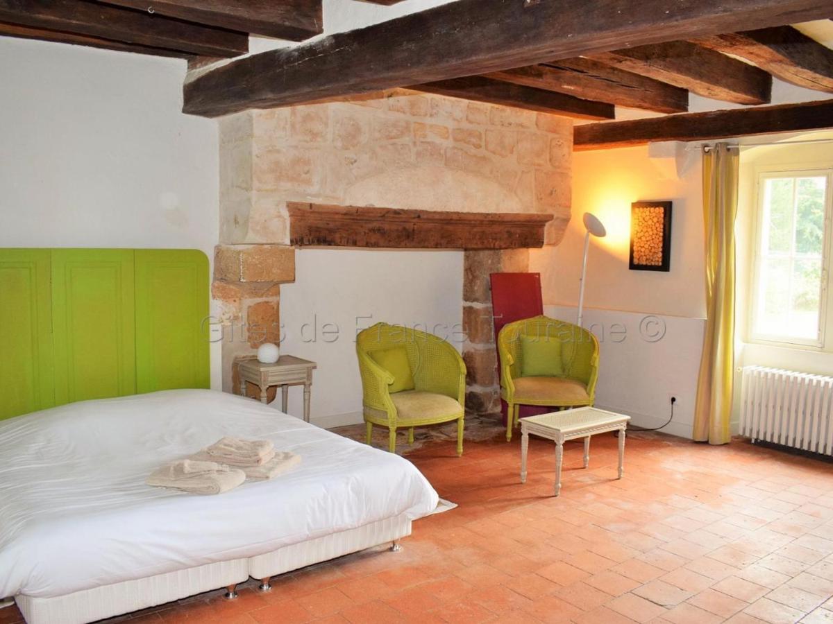 Élégante Demeure 17e avec Spa, Sauna et Authentique Cheminée, proche Châteaux de la Loire - FR-1-381-348 - Housity