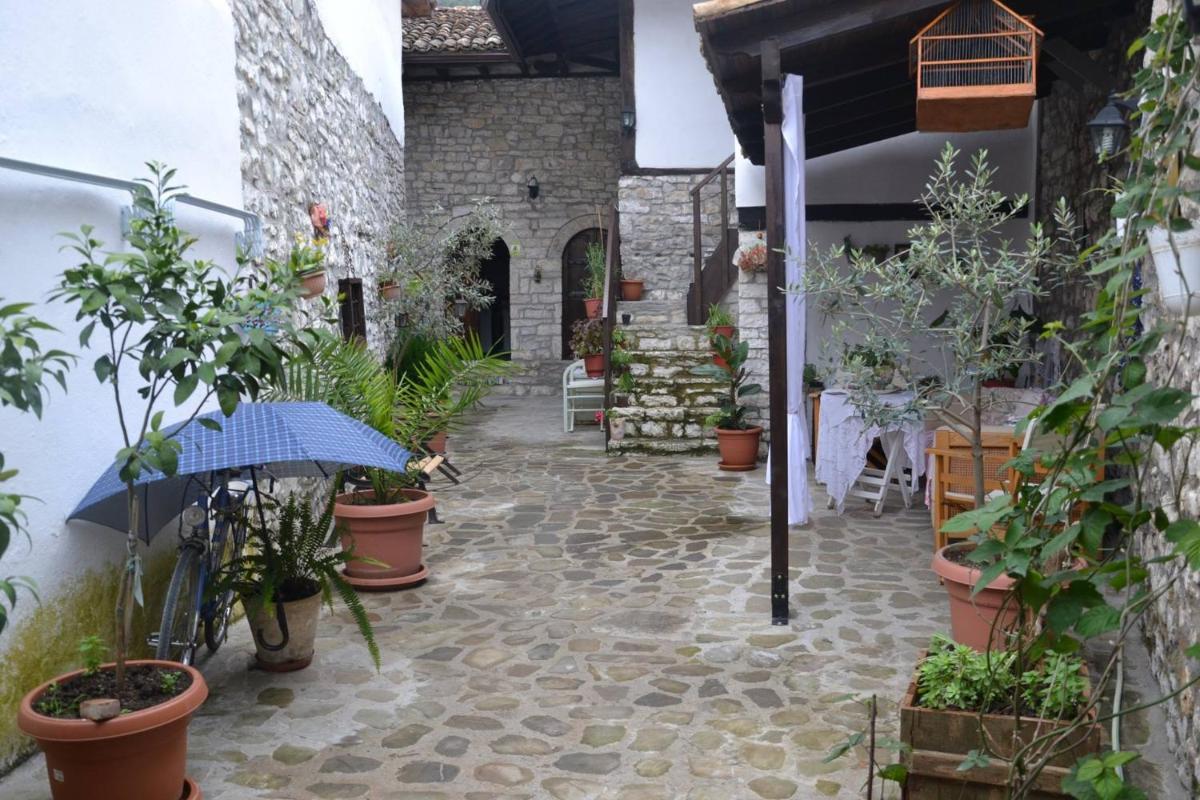 Suitetrails - Bujtina Kodiket Guesthouse