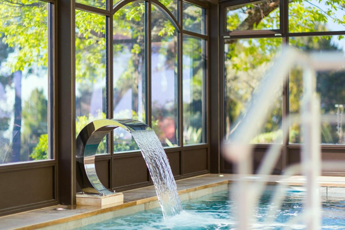 Piscine de l'établissement La Bastide De Tourtour Hotel & Spa ou située à proximité