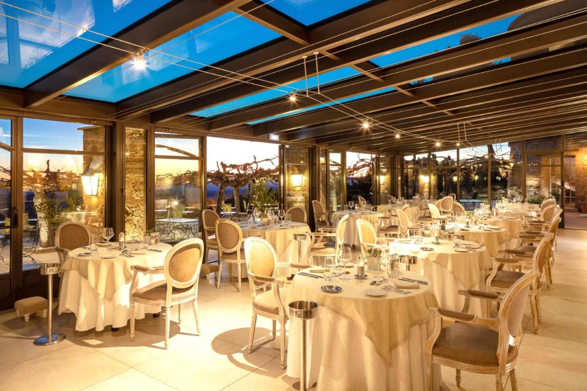 Restaurant ou autre lieu de restauration dans l'établissement La Bastide De Tourtour Hotel & Spa