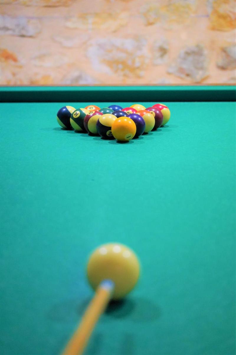 Billard dans l'établissement La Bastide De Tourtour Hotel & Spa